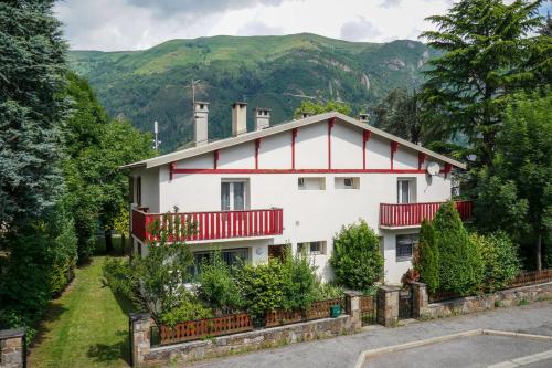 Grand Gîte Saint-Lary centre pour 15 pers. pouvant accueillir jusqu’à 17 pers. photo 2