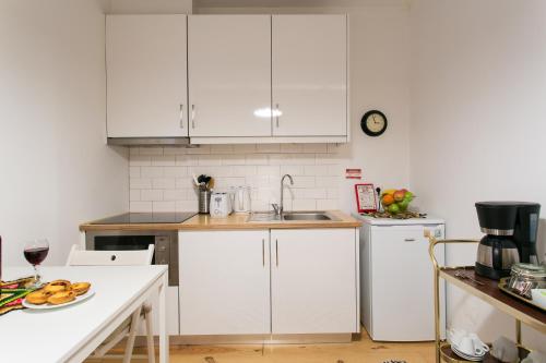 ALTIDO Chic 1-bed Apt moments to Luis de Camões Sq - image 3