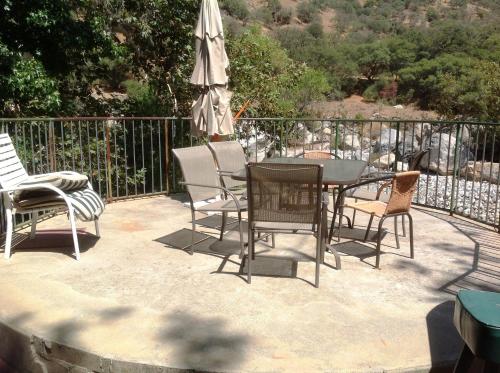 ระเบียง/ชานเรือน, The Gateway Restaurant & Lodge in ทรีริเวอร์ (CA)