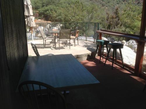 ระเบียง/ชานเรือน, The Gateway Restaurant & Lodge in ทรีริเวอร์ (CA)