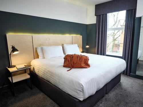 The 1852 Hotel - Smartphone Check-in Ideally located in the University Street Area area, The Crescent Townhouse promises a relaxing and wonderful visit. Both business travelers and tourists can enjoy the propertys facilities and service