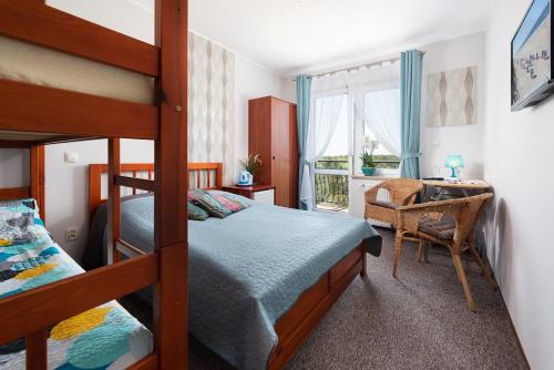 1 double bed, 1 bunk bed