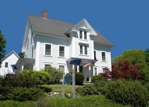 Highland Lake Inn in Andover, USA