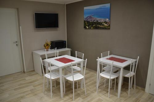 Large Double or Twin Room image 8