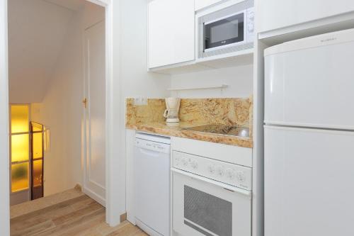Sea Views Aloha Apartment by GHR Rentals - image 2