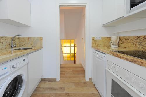 Sea Views Aloha Apartment by GHR Rentals - image 4