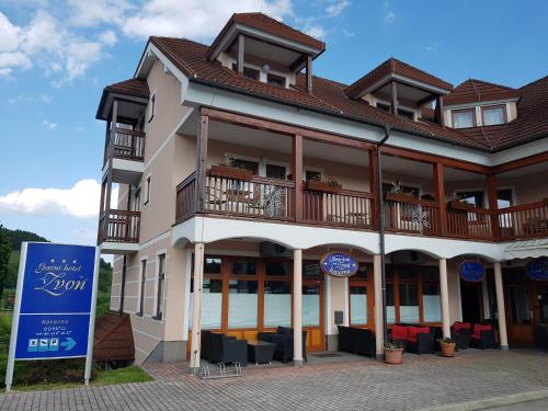 Garni Hotel Zvon - image 10