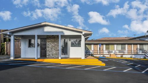 Exterior view, Sea Rock Inn - Long Beach in Long Beach