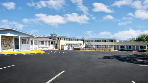 Exterior view, Sea Rock Inn - Long Beach in Long Beach