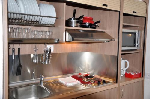 廚房, 丹斯維拉聖拉菲爾公寓 (Appartement dans Villa St Raphael) in 波魯利斯