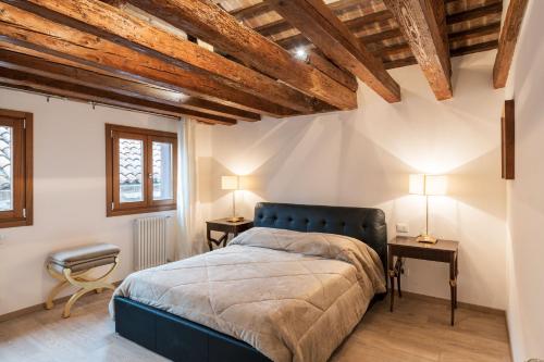  BRIGHT AND QUIET ATTIC 255 steps from San Marco square, Pension in Venedig