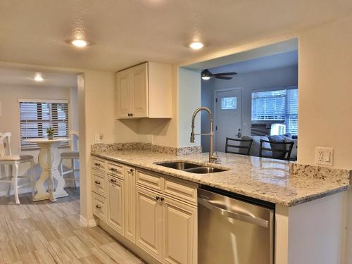 Beach Bungalow 2204 Unit A - image 4