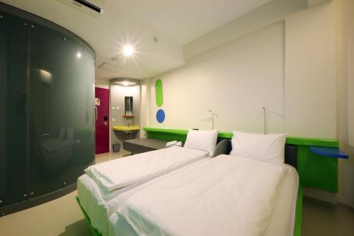 POP! Double or Twin Room image 7