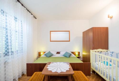 Apartment Damir - free parking - image 3