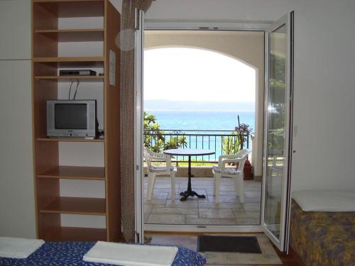 Three-Bedroom Apartment with Terrace and Sea View room in Apartments by the sea Brela Makarska - 13052