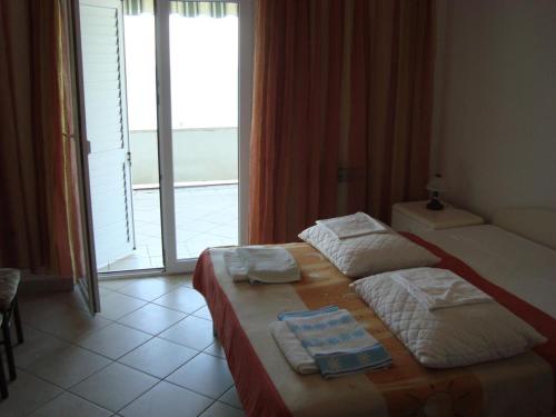 Apartments by the sea Brela Makarska - 13052 - image 5