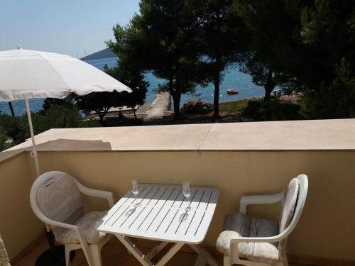 Apartments by the sea Brgulje Molat - 13318 Molat