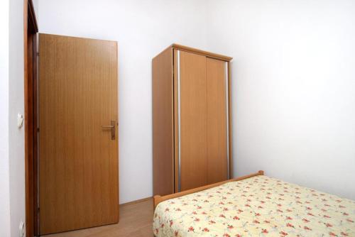 Apartments by the sea Kustici Pag - 6320 - image 13