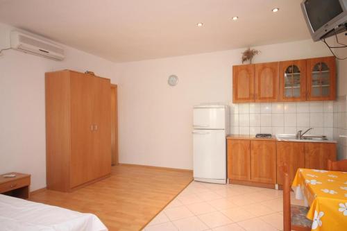 Apartments by the sea Zubovici Pag - 6356 - image 10