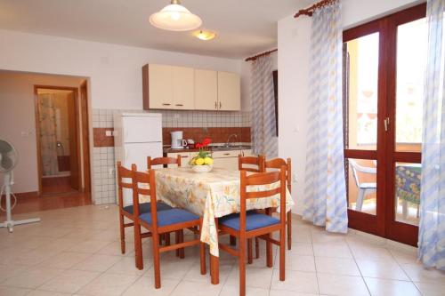 Apartments by the sea Pag - 6526 - image 9