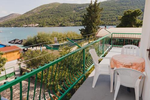 Family friendly seaside apartments Grebastica Sibenik - 15170