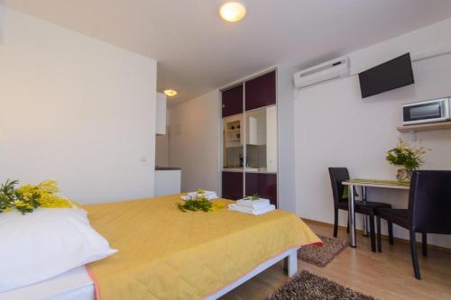 Apartments with a parking space Trogir - 15440 - image 12