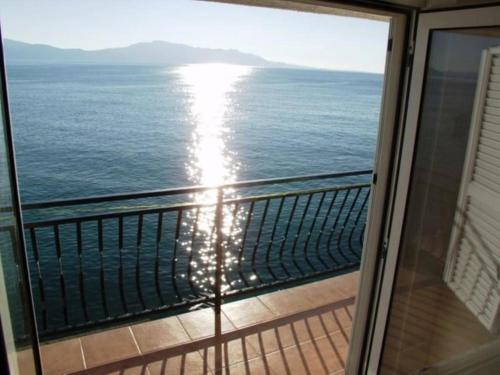 ระเบียง/ชานเรือน, Apartments by the sea Brist, Makarska - 15465 in บริสต์