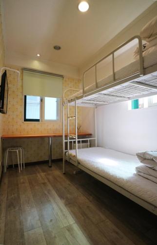 Twin Room image 7