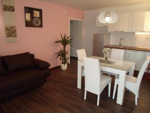 Family friendly seaside apartments Stanici Omis - 16606 - main image