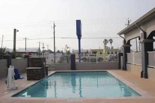 Swimming pool, Americas Best Value Inn Port Aransas in Port Aransas