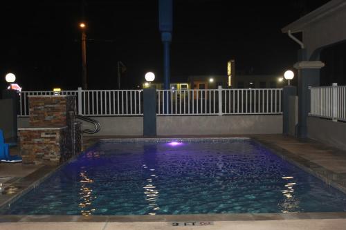 Swimming pool, Americas Best Value Inn Port Aransas in Port Aransas (TX)
