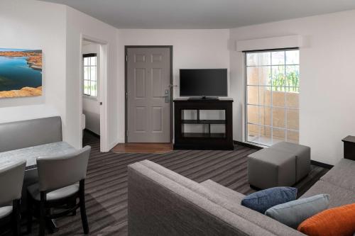Two-Bedroom Suite image 8