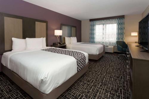 2 queen beds