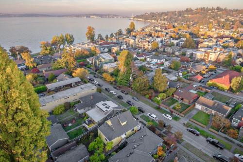 UPSTAIRS Alki Beach APARTMENT - Seattle -Historic-1858