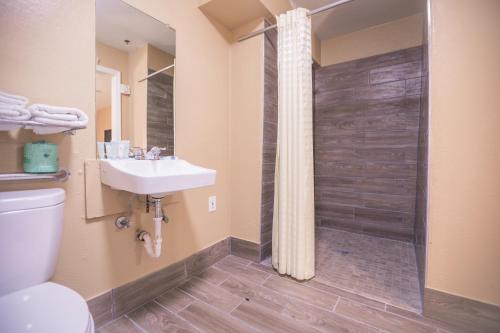 The Crossroads Hotel and Suites Irving