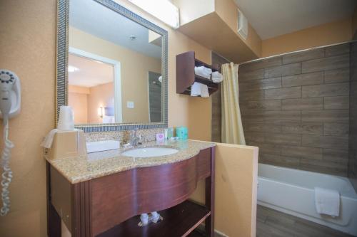 The Crossroads Hotel and Suites Irving