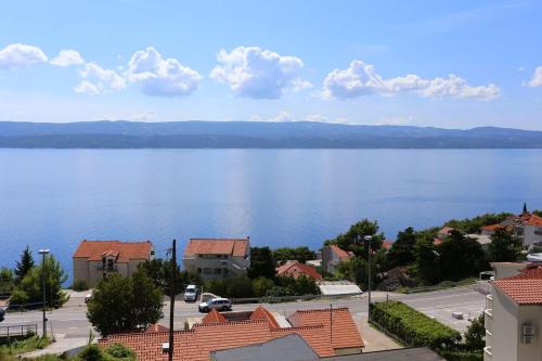Three-Bedroom Apartment with Balcony and Sea View room in Apartments with parking space Stanici Omis - 10324