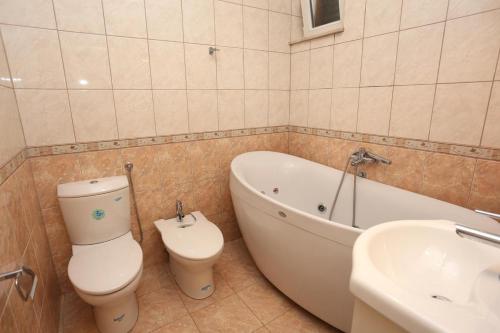 One-Bedroom Apartment with Balcony and Sea View image 2
