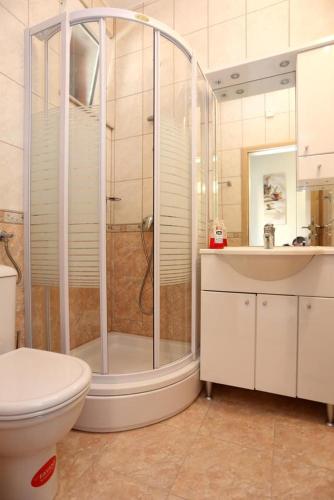 Three-Bedroom Apartment with Balcony and Sea View image 1