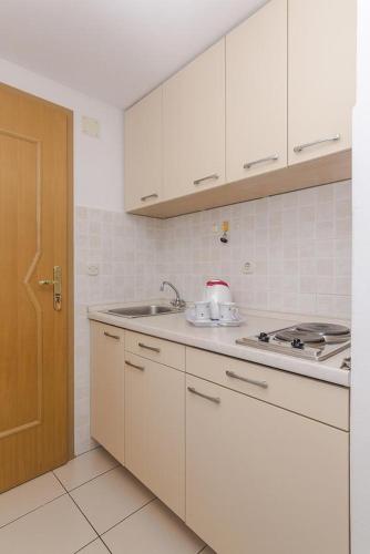 Apartments with a parking space Brela Makarska - 11687 - image 3