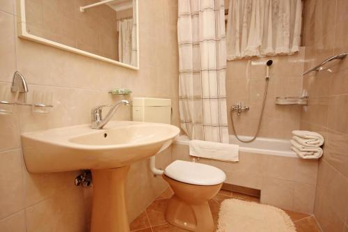 Apartments and rooms with parking space Makarska - 6767 - image 10