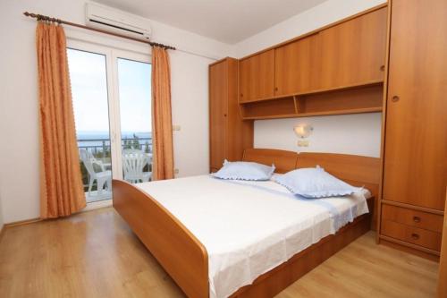 Apartments and rooms with parking space Brela, Makarska - 6895