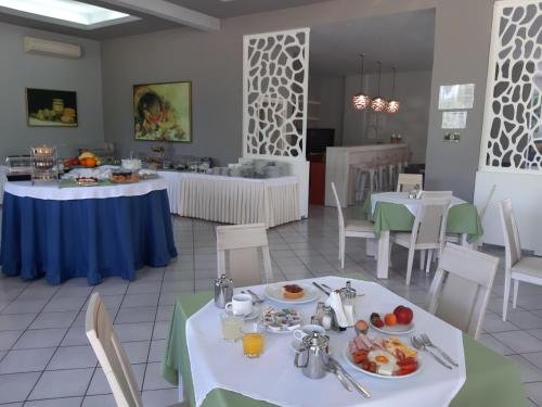 Hotel Aethria – Thassos Town, MO