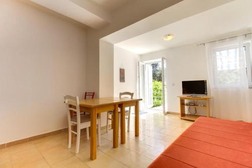 Apartments by the sea Artatore Losinj - 8022 - image 9