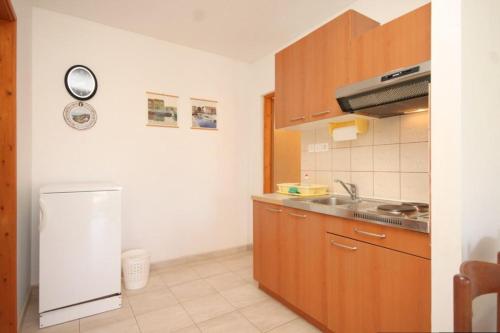 Family friendly seaside apartments Susak Losinj - 8050 - image 11
