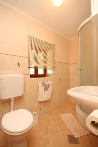 Family friendly seaside apartments Susak Losinj - 8050 - image 2