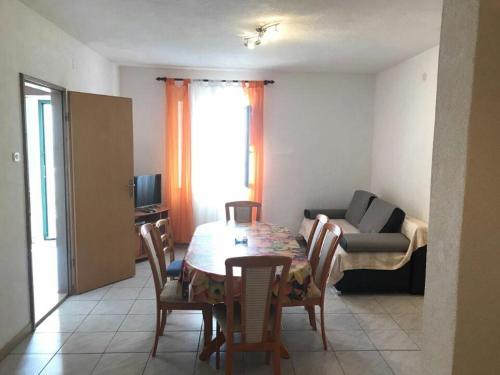 Apartments with a parking space Bol, Brac - 12474