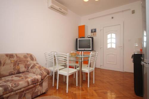 Family friendly seaside apartments Preko Ugljan - 8232 - image 13