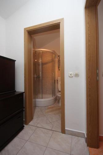 Family friendly seaside apartments Preko Ugljan - 8232 - image 9