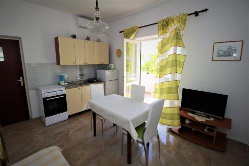 Apartments and rooms with parking space Pag - 13060 - image 13